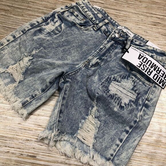 1129 Almost Famous Women's Jean Bermuda mid-rise distressed shorts sz 5 new - Picture 1 of 2